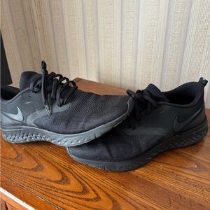 Nike Men's Black Athletic Running Shoes